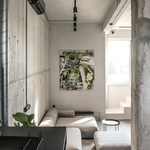 Moderní loft vznikl ve staré bratislavské továrně. Šedivý ale útulný Foto: Lousy Auber
