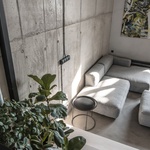 Moderní loft vznikl ve staré bratislavské továrně. Šedivý ale útulný Foto: Lousy Auber