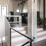 Moderní loft vznikl ve staré bratislavské továrně. Šedivý ale útulný Foto: Lousy Auber