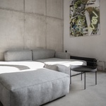 Moderní loft vznikl ve staré bratislavské továrně. Šedivý ale útulný Foto: Lousy Auber