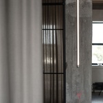 Moderní loft vznikl ve staré bratislavské továrně. Šedivý ale útulný Foto: Lousy Auber