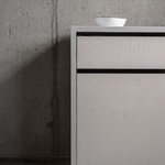 Moderní loft vznikl ve staré bratislavské továrně. Šedivý ale útulný Foto: Lousy Auber