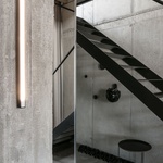 Moderní loft vznikl ve staré bratislavské továrně. Šedivý ale útulný Foto: Lousy Auber