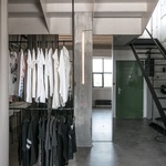 Moderní loft vznikl ve staré bratislavské továrně. Šedivý ale útulný Foto: Lousy Auber