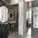 Moderní loft vznikl ve staré bratislavské továrně. Šedivý ale útulný Foto: Lousy Auber