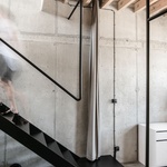 Moderní loft vznikl ve staré bratislavské továrně. Šedivý ale útulný Foto: Lousy Auber