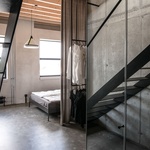 Moderní loft vznikl ve staré bratislavské továrně. Šedivý ale útulný Foto: Lousy Auber