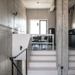 Moderní loft vznikl ve staré bratislavské továrně. Šedivý ale útulný Foto: Lousy Auber