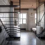 Moderní loft vznikl ve staré bratislavské továrně. Šedivý ale útulný Foto: Lousy Auber