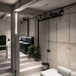 Moderní loft vznikl ve staré bratislavské továrně. Šedivý ale útulný Foto: Lousy Auber