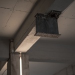 Moderní loft vznikl ve staré bratislavské továrně. Šedivý ale útulný Foto: Lousy Auber