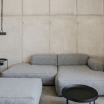 Moderní loft vznikl ve staré bratislavské továrně. Šedivý ale útulný Foto: Lousy Auber