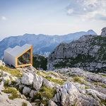 Do bohatého portfolia architektonického ateliéru OFIS ARHITEKTI patří také horský bivak v Julských Alpách na hranici Slovinska a Itálie ve výšce 2 260 metrů nad mořem