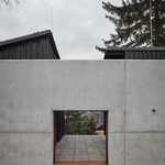 Stoletý dům s výhledem na Ještěd byl na zbourání. Beton a dřevo mu dodaly moderní vzhled Foto:  Jakub Skokan a Martin Tůma / BoysPlayNice