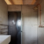 Stoletý dům s výhledem na Ještěd byl na zbourání. Beton a dřevo mu dodaly moderní vzhled Foto:  Jakub Skokan a Martin Tůma / BoysPlayNice