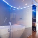 Cílem změny dispozic bylo mít dostatek úložných prostor a větší koupelnu s vanou i sprchovým koutem  Foto: Studio Seči