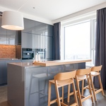 Obytný prostor architekti propojili s kuchyní a ostrůvkem  Foto: Studio Seči