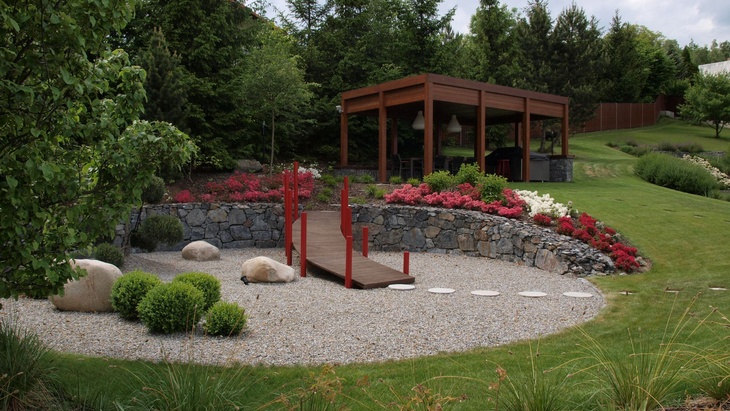 Drobné zahradní stavby pro letní posezení pohledem architektky