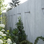 Betonová zeď je hlukovou barierou  a často i praktickým  pomocníkem pro zahradu Foto: Atelier Flera