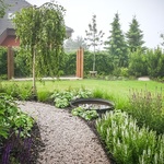 U některých cest je dobré ponechat měkký povrch kvůli vsakování vody Foto: Atelier Flera