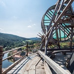 Jeřáb na lidský pohon a další historické stavební postupy byly použity při rekonstrukci věže.