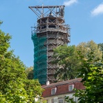 Spirálovité lešení a jeřáb na lidský pohon - historická technologie použitá při rekonstrukci věže