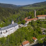 Jako ve středověku: Jeřáb na lidský pohon použili při rekonstrukci věže hradu Rožmberk