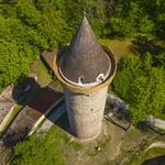 Jako ve středověku: Jeřáb na lidský pohon použili při rekonstrukci věže hradu Rožmberk