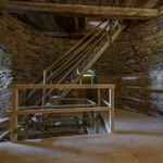 Jako ve středověku: Jeřáb na lidský pohon použili při rekonstrukci věže hradu Rožmberk