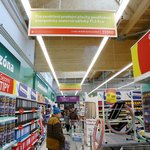 prodejní plocha je osvětlena světlíky obrácenými k severu a stmívavým osvětlením © Tiskové oddělení TESCO Stores ČR a. s.