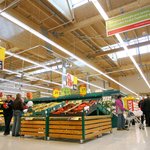 mohutné lepené nosníky i ocelové výztuhy jsou zákazníkům vystaveny na obdiv © Tiskové oddělení TESCO Stores ČR a. s.