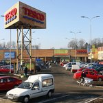 pohled na vstupní průčelí prodejny, dřevěný je i poutač © Tiskové oddělení TESCO Stores ČR a. s.