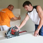 Práce s produkty FERMACELL greenline probíhá obvyklým způsobem: desky se lámou, řežou, frézují a vrtají stejně jako normální sádrovláknité desky bez pomocí speciálního nářadí.  © Fermacell