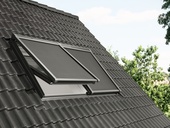 Proč se trápit v horku, když můžete mít dálkově ovládanou roletu VELUX?