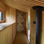 Maličký domek ze dřeva slibuje velkolepý pobyt v zahradě  Foto: Jérémie Léon