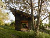 Maličký domek ze dřeva slibuje velkolepý pobyt v zahradě