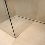 Betonepox® - koupelna RD Osice. detail povrchu u sprchy