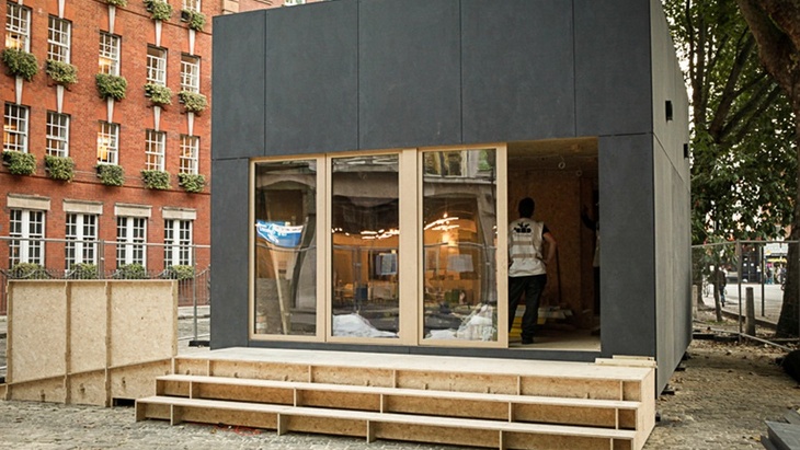 Projekt WikiHouse 4.0 společností The Building Centre, Arup a 00 design v rámci londýnského festivalu designu využil špičkovou paropropustnou membránu DuPont™ Tyvek® FireCurb™ na ochranu celé stavby. Foto Margaux Carron se svolením The Building Centre, veškerá práva vyhrazena Projekt WikiHouse 4.0 společností The Building Centre, Arup a 00 design v rámci londýnského festivalu designu využil špičkovou paropropustnou membránu DuPont™ Tyvek® FireCurb™ na ochranu celé stavby. Foto Margaux Carron se svolením The Building Centre, veškerá práva vyhrazena