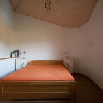Místnosti jsou volnější bez viditelných vestavěných skříní. Na podlaze jsou dubová prkna natřená dřevním olejem, hliněné omítky mají zaoblené rohy