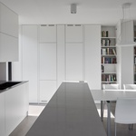 Interiéru vládnou neutrální odstíny, bíle lakovaný vestavěný nábytek doplňuje šedá stěrka na podlaze Foto:Filip Šlapal 