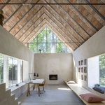 Z cihlárhy v Čachticích je rodinný dům. Původní cihly využili architekti netradičně na střeše Foto: Tomáš Manina