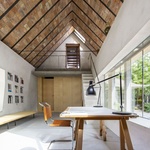 Z cihlárhy v Čachticích je rodinný dům. Původní cihly využili architekti netradičně na střeše Foto: Tomáš Manina