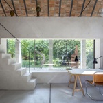 Z cihlárhy v Čachticích je rodinný dům. Původní cihly využili architekti netradičně na střeše Foto: Tomáš Manina