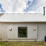 Z cihlárhy v Čachticích je rodinný dům. Původní cihly využili architekti netradičně na střeše Foto: Tomáš Manina