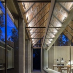 Z cihlárhy v Čachticích je rodinný dům. Původní cihly využili architekti netradičně na střeše Foto: Tomáš Manina