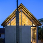 Z cihlárhy v Čachticích je rodinný dům. Původní cihly využili architekti netradičně na střeše Foto: Tomáš Manina