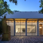 Z cihlárhy v Čachticích je rodinný dům. Původní cihly využili architekti netradičně na střeše Foto: Tomáš Manina