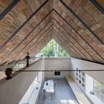 Z cihlárhy v Čachticích je rodinný dům. Původní cihly využili architekti netradičně na střeše Foto: Tomáš Manina