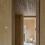 Les s okny, která vedou do domu. Moderní symbiotické eko-bydlení Foto: César Béjar Zdroj: Zeller & Moye