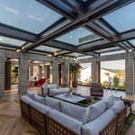 Měli u domu nevzhledné betonové sloupořadí. Vyčarovali z něj elegantní přístavbu Foto: Fitim Mucaj
